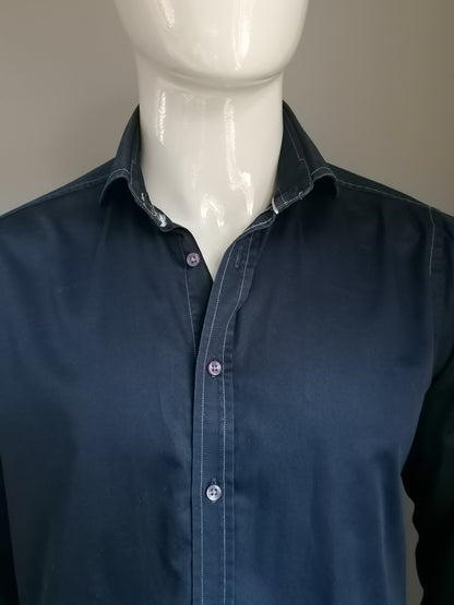 Chemise évidente. Couleur bleu foncé. Taille 41 / L.