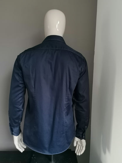 Chemise évidente. Couleur bleu foncé. Taille 41 / L.