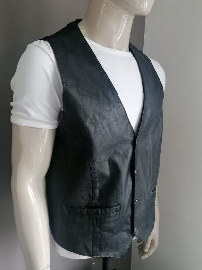 Gilet en cuir en frac-tigs avec goujons de presse. Couleur noire. Taille L.