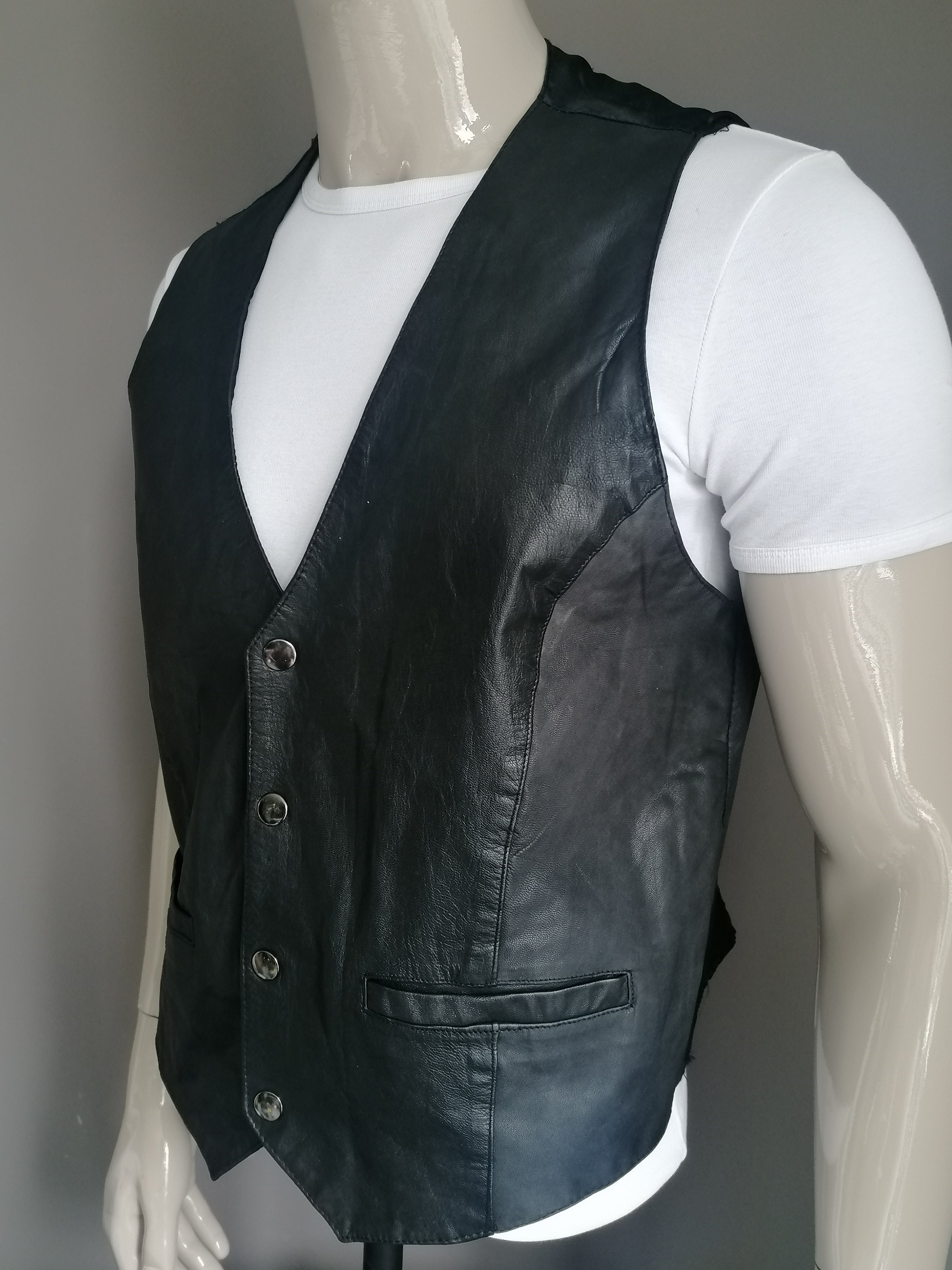 Gilet en cuir en frac tigs avec goujons de presse. Couleur noire. Taille L