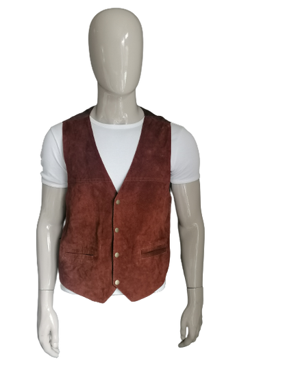 Gilet en cuir en frac-tigs avec goujons de presse. De couleur marron. Taille M.