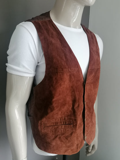 Gilet en cuir en frac-tigs avec goujons de presse. De couleur marron. Taille M.