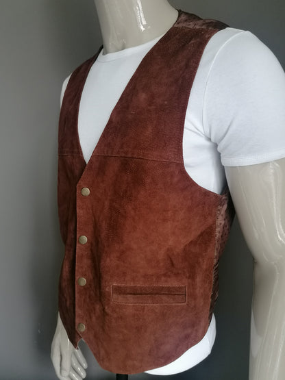 Gilet en cuir en frac-tigs avec goujons de presse. De couleur marron. Taille M.