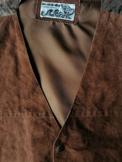 Gilet en cuir en frac-tigs avec goujons de presse. De couleur marron. Taille M.