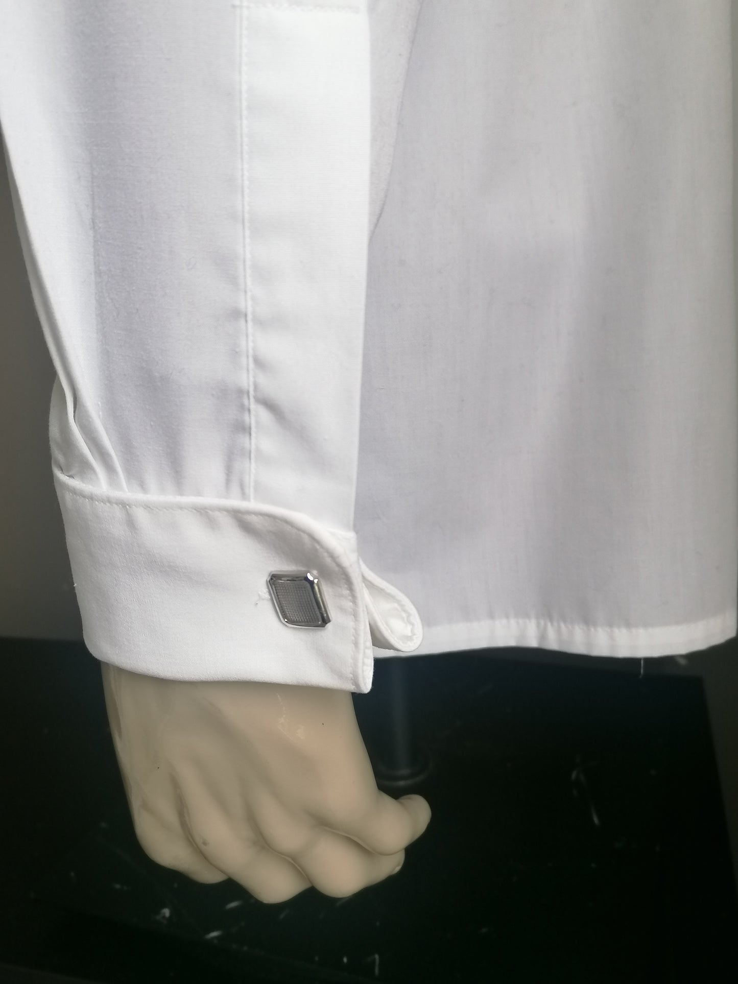 Alias ​​Q Camisa de fumar. Tipo de nudo de manguito. Blanco. Tamaño 44 / xl.