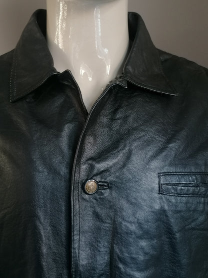 Veste en cuir Tyler à demi-longueur avec de beaux boutons. Nourris. Couleur noire. Taille xl.