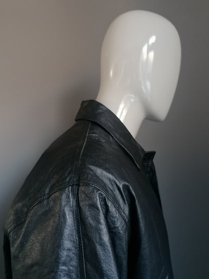 Veste en cuir Tyler à demi-longueur avec de beaux boutons. Nourris. Couleur noire. Taille xl.