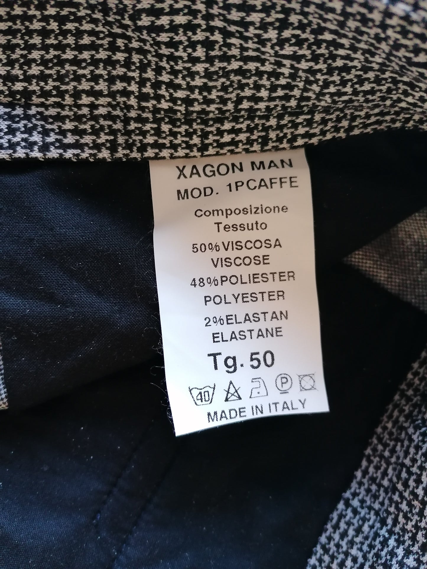 Xagon-Mannhose. Schwarzweiß kariert. Größe 50.