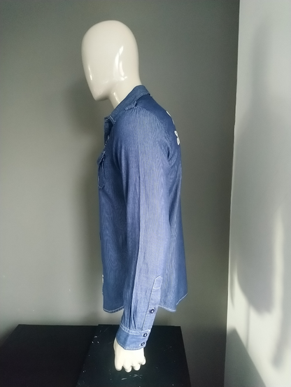 Camicia di Kaporal. Blu bianco a strisce con applicazioni. Taglia L. Slim Fit.