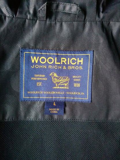 B keus: Woolrich zomerjas / tussenjas. Zwart gekleurd. Maat L. Brandgaatje - EcoGents